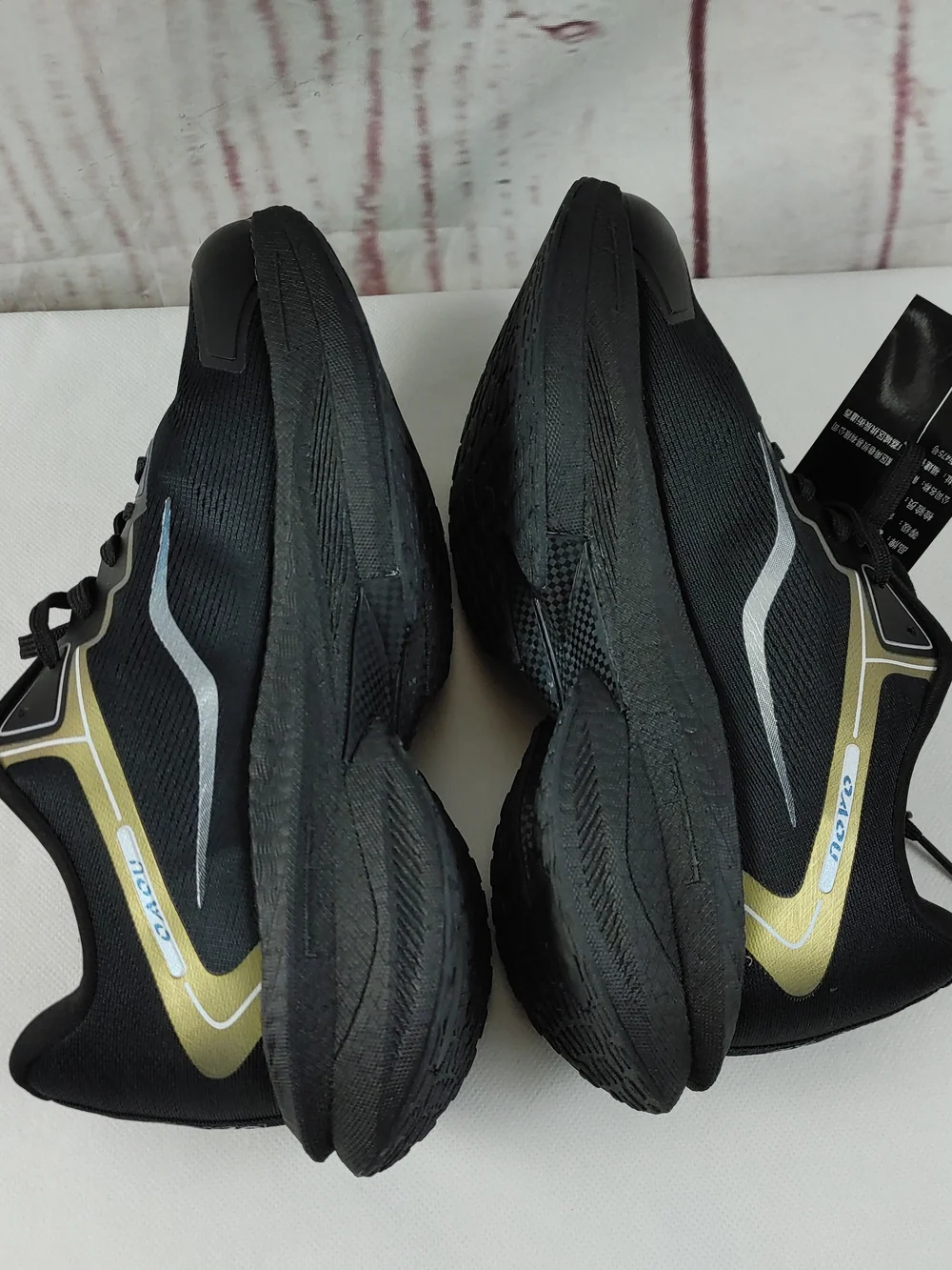 OAOU Women's Black Athletic Sneakers with Iridescent Accents Size 9.5